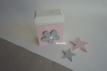 Dřevěná pokladnička s víkem - s kytičkou