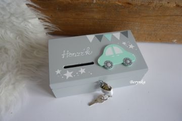 Dřevěná pokladnička s autíčkem