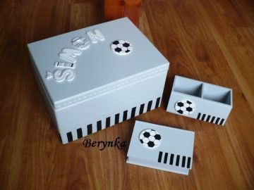 Dřevěné dekorace s fotbalovým míčem