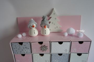 Adventní kalendář růžovo-šedý se sněhuláky - různá provedení