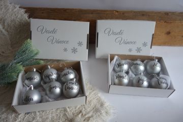 Vánoční baňky s textem na přání - bílé se stříbrným nápisem