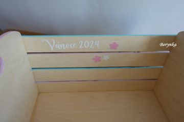 Dřevěná bedýnka s motýlky