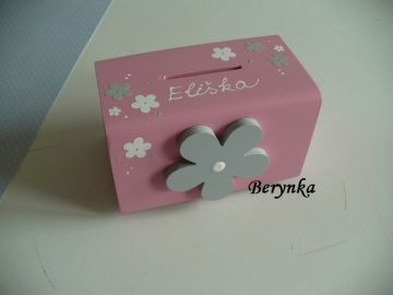 Dřevěná pokladnička s kytičkou