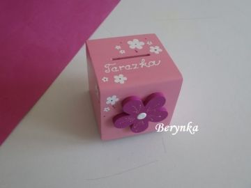 Dřevěná pokladnička s kytičkou