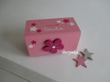 Dřevěná pokladnička s kytičkou