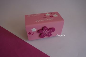 Dřevěná pokladnička s kytičkou