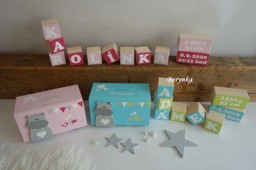 Dřevěné kostičky v růžových odstínech