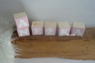 Dřevěné kostičky v růžových odstínech