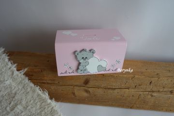 Dřevěná pokladnička s medvídkem se srdíčkem