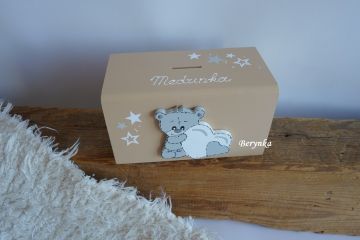 Dřevěná pokladnička s medvídkem se srdíčkem