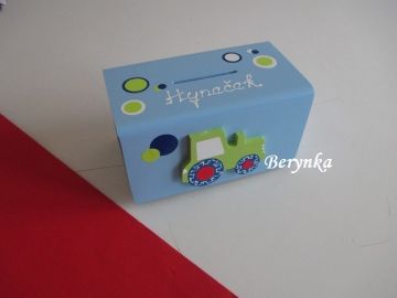 Dřevěná pokladnička s traktorem