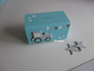 Dřevěná pokladnička s traktorem