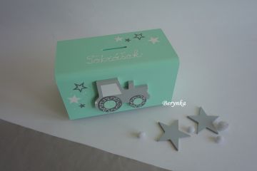 Dřevěná pokladnička s traktorem