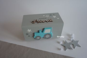 Dřevěná pokladnička s traktorem