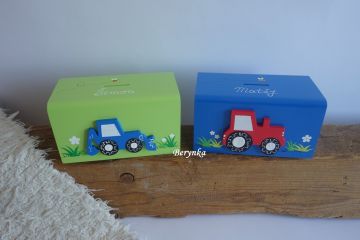 Dřevěná pokladnička s traktorem
