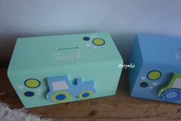 Dřevěná pokladnička s traktorem