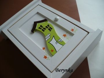 Dřevěná skříňka na klíče s domkem