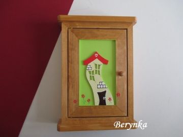 Dřevěná skříňka na klíče s domkem