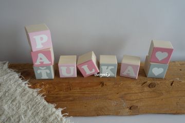 Dřevěné kostičky růžovo-šedé