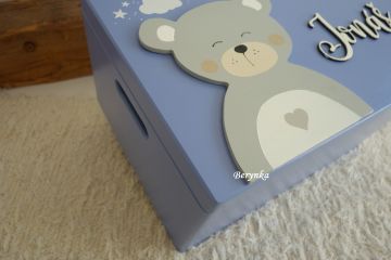 Dřevěná bedýnka s vyřezaným jménem a medvědem v nordic stylu