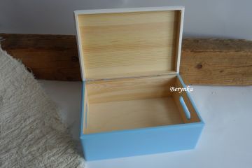 Dřevěná bedýnka s vyřezaným jménem a medvědem v nordic stylu