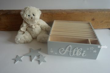 Albi pořadač s vyřezaným nápisem