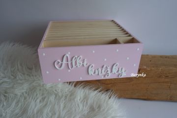 Albi pořadač s vyřezaným nápisem