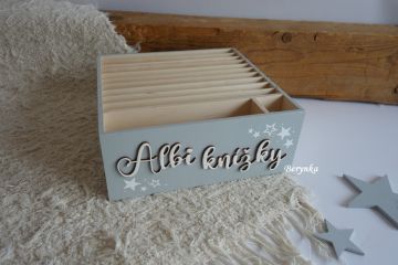 Albi pořadač s vyřezaným nápisem