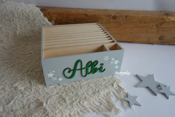 Albi pořadač s vyřezaným nápisem