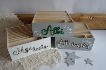 Albi pořadač s vyřezaným nápisem