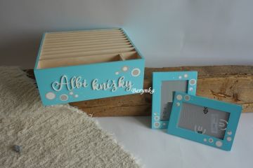 Albi pořadač s vyřezaným nápisem