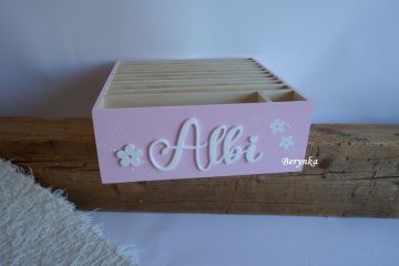 Albi pořadač s vyřezaným nápisem