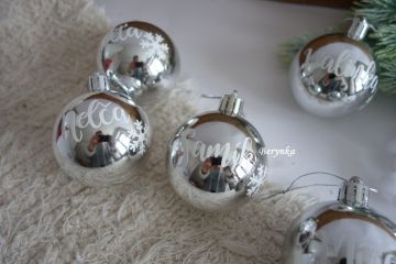 Vánoční baňky s textem na přání - stříbrné s bílým nápisem
